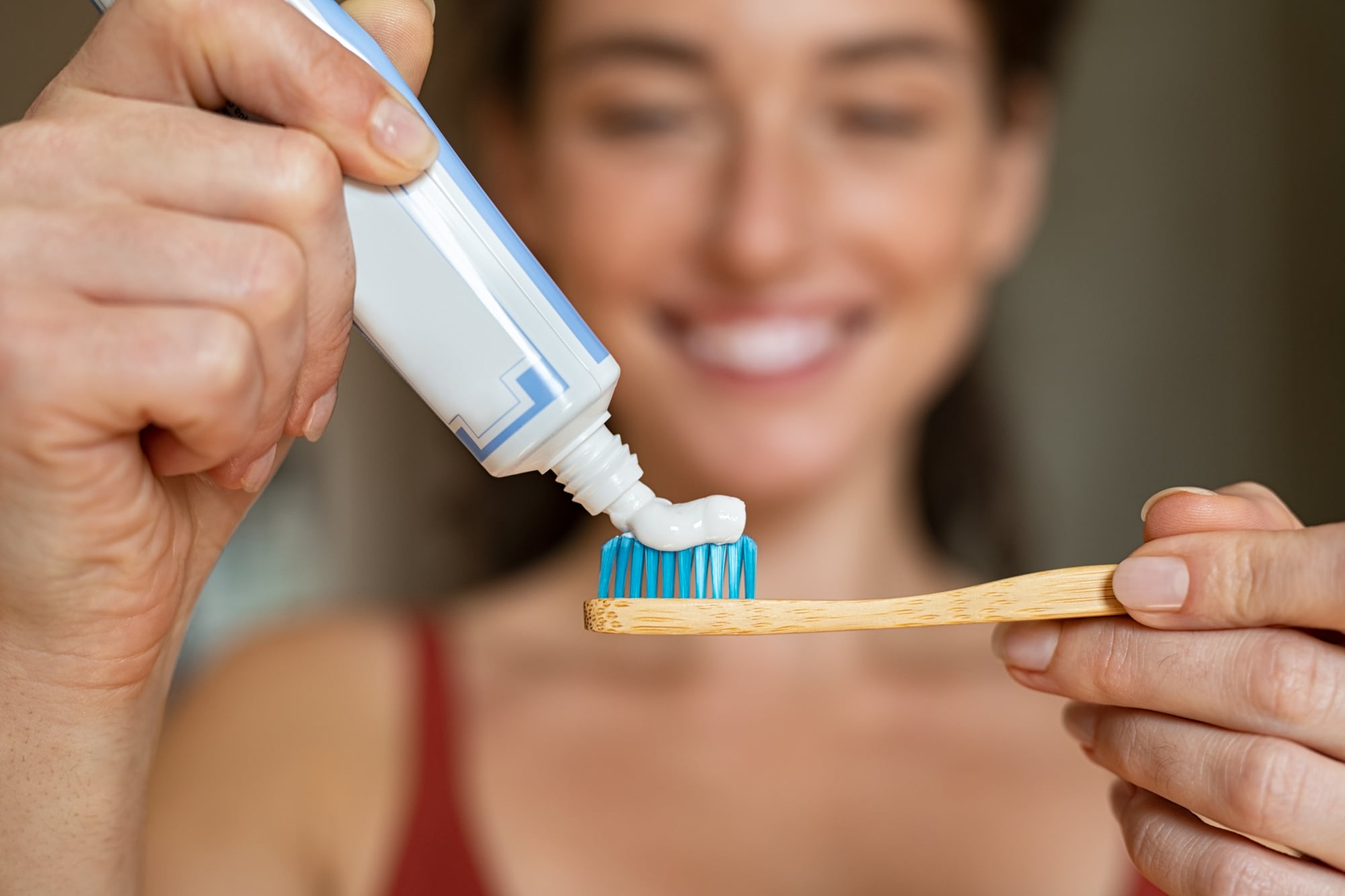 Esperar 30 minutos después del desayuno permite que la saliva neutralice el pH y actúe como defensa natural