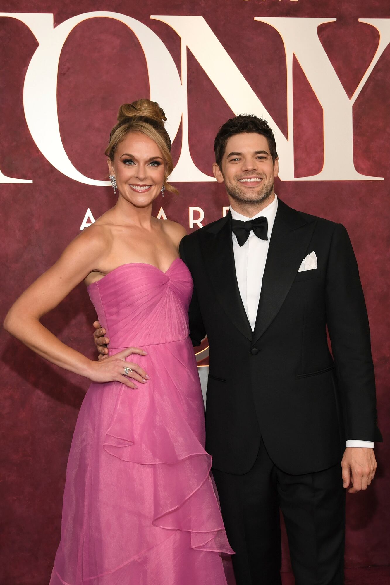 Ashley Spencer y Jeremy Jordan tampoco quisieron quedarse afuera de esta fiesta de Broadway. Ella arrasó con todos los flashes con su vestido de gasa en rosa chicle