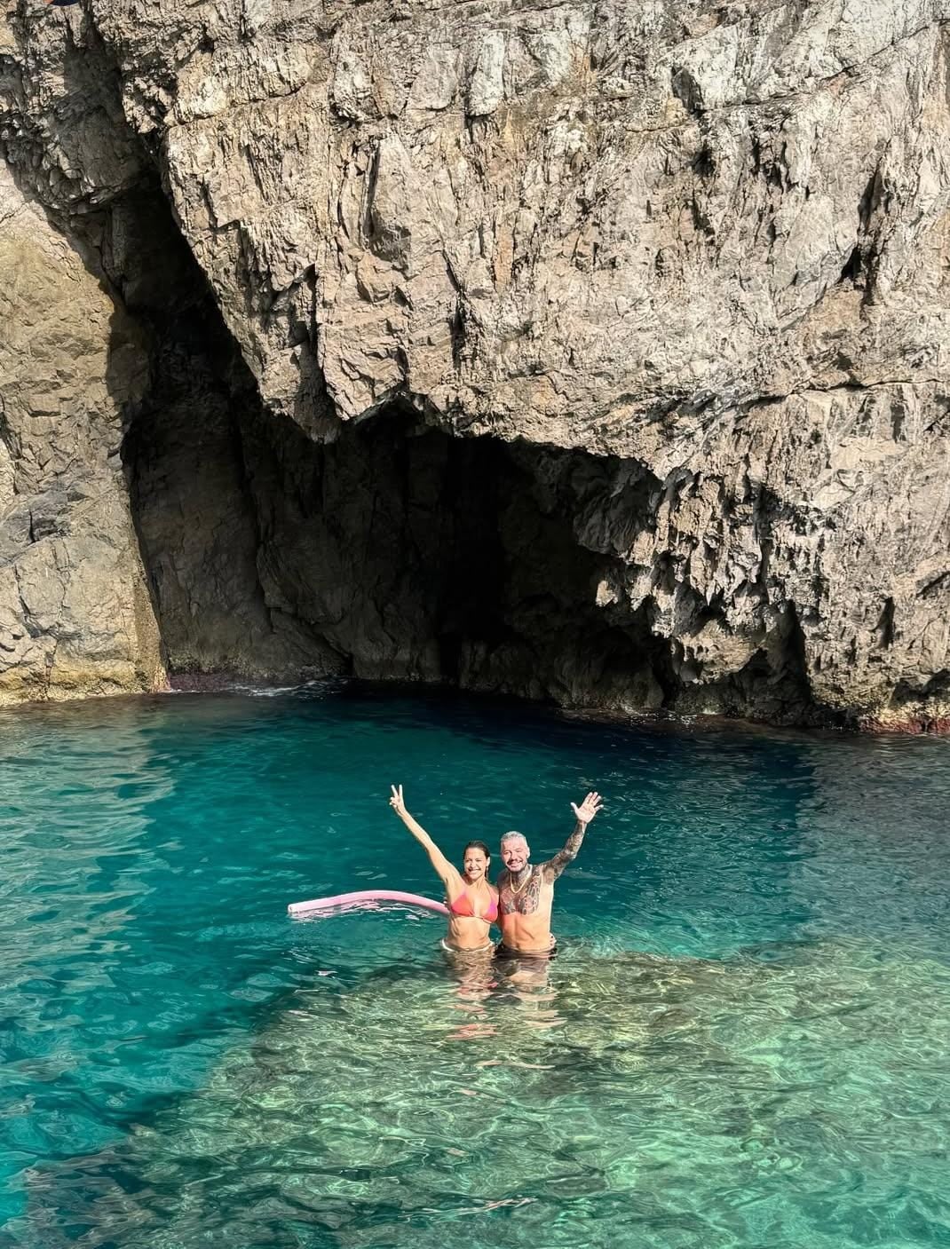Los enamorados también se bañaron en las transparentes aguas de la Grotta Verde, en Capri. 