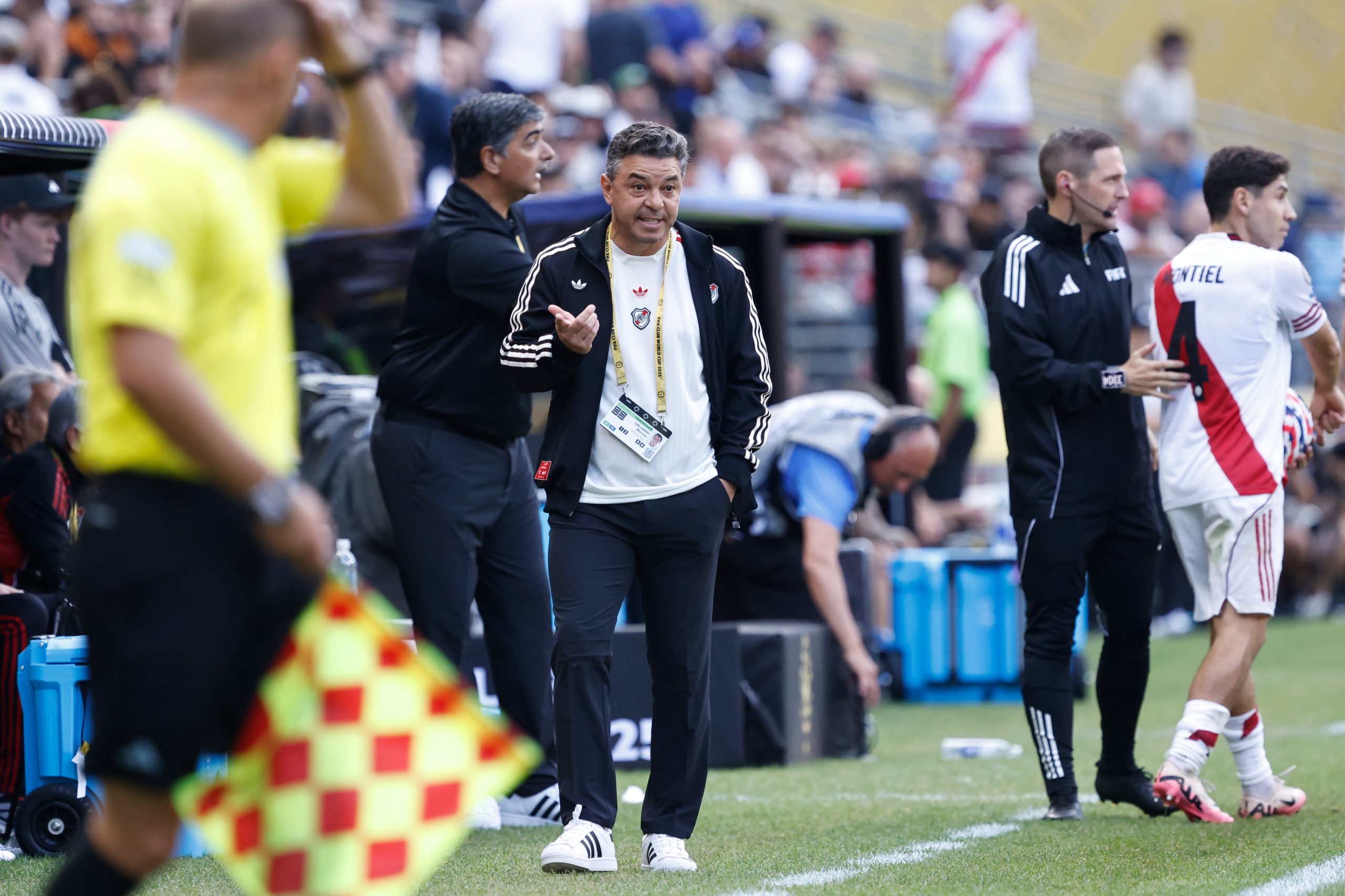 Marcelo Gallardo da indicaciones durante el partido ante Inter de Milán