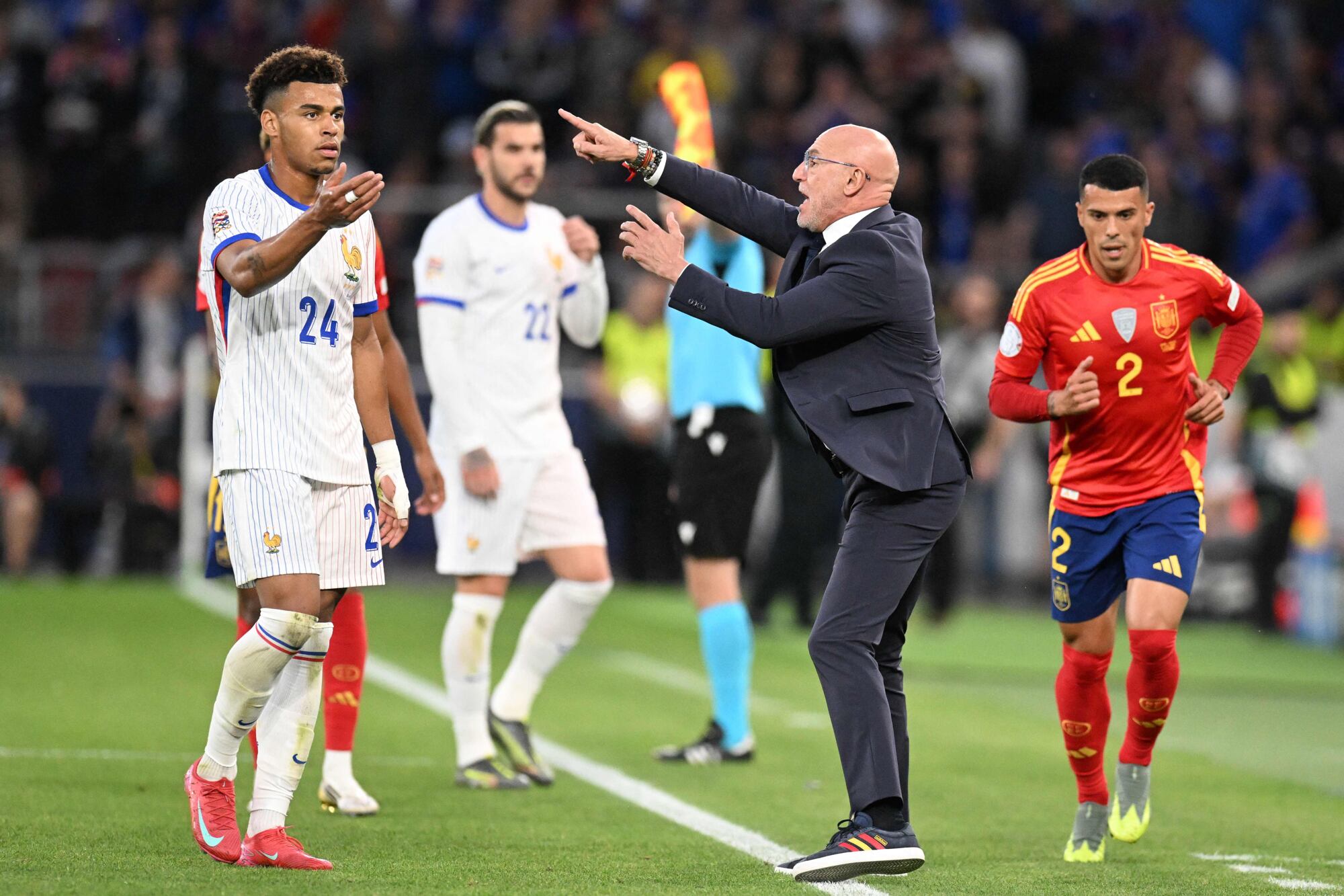 Luis de la Fuente, DT de España, da indicaciones durante el partido ante Francia