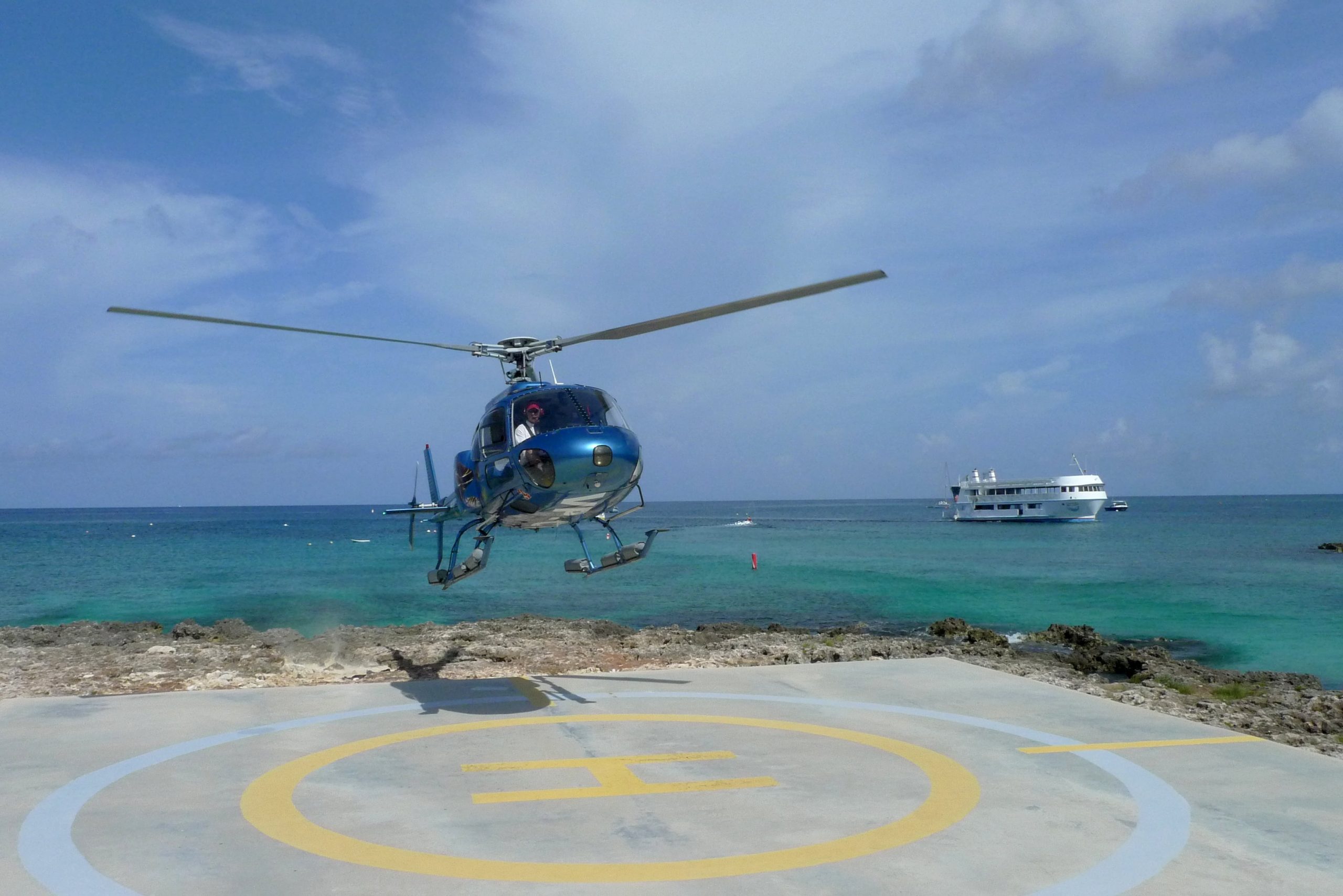 El helicóptero que recorre los hits de Gran Caimán.