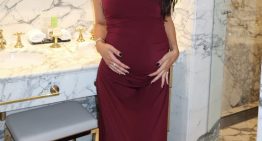 Ailén Cova, la novia de Alexis Mac Allister, lució su embarazo con un vestido borgoña y collar de cristales