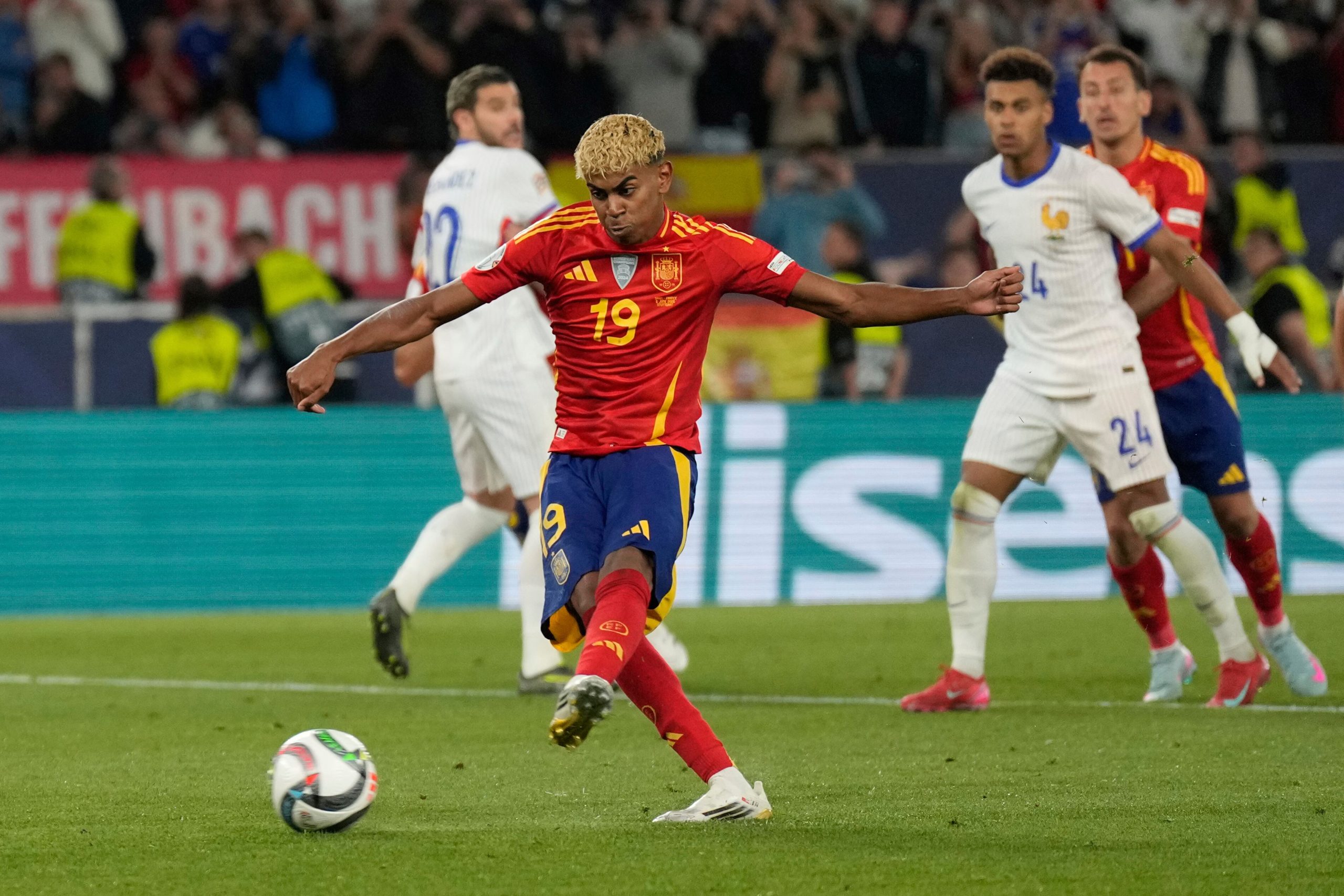 El español Lamine Yamal anota con un penal en el encuentro de semifinales de la Liga de Naciones ante Francia el jueves 5 de junio del 2025. (AP Foto/Matthias Schrader)