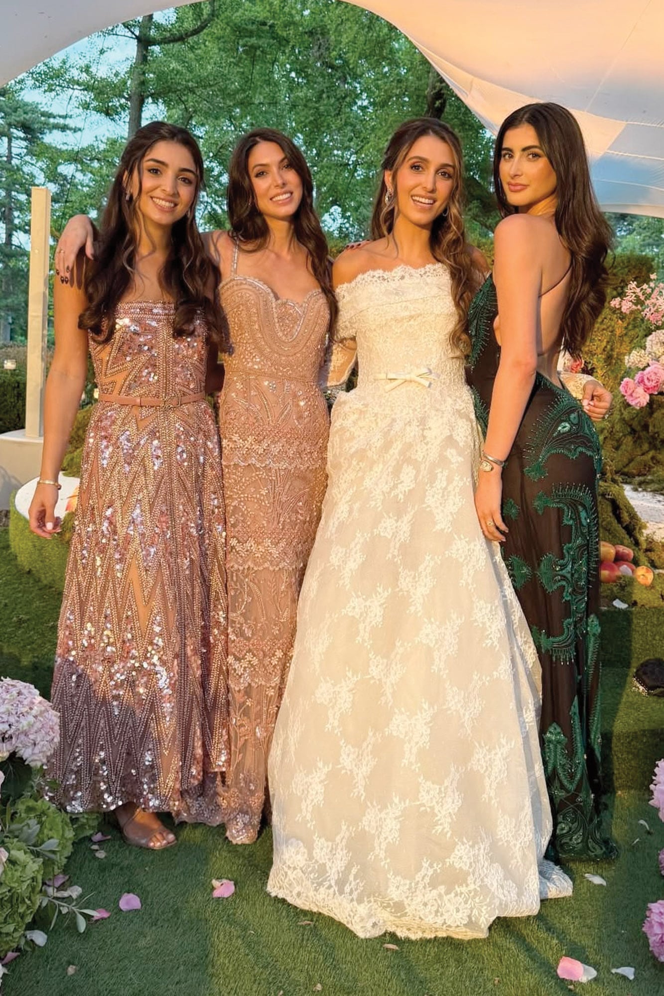 La novia junto a sus hermanas Noor y Farah (quienes, al igual que su madre, eligieron vestidos en rosa empolvado), y una de las invitadas. 