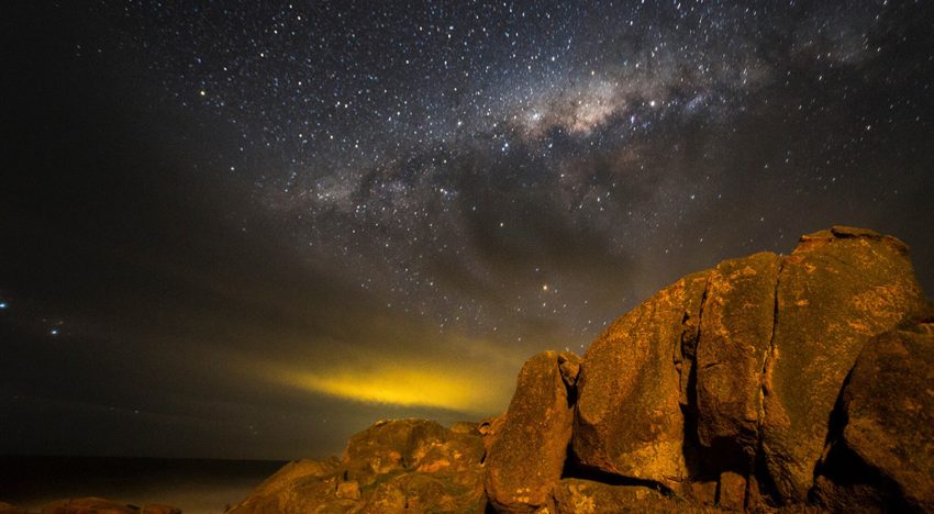 Cómo son las salidas nocturnas para aprender a fotografiar los cráteres de la Luna y los anillos de Saturno