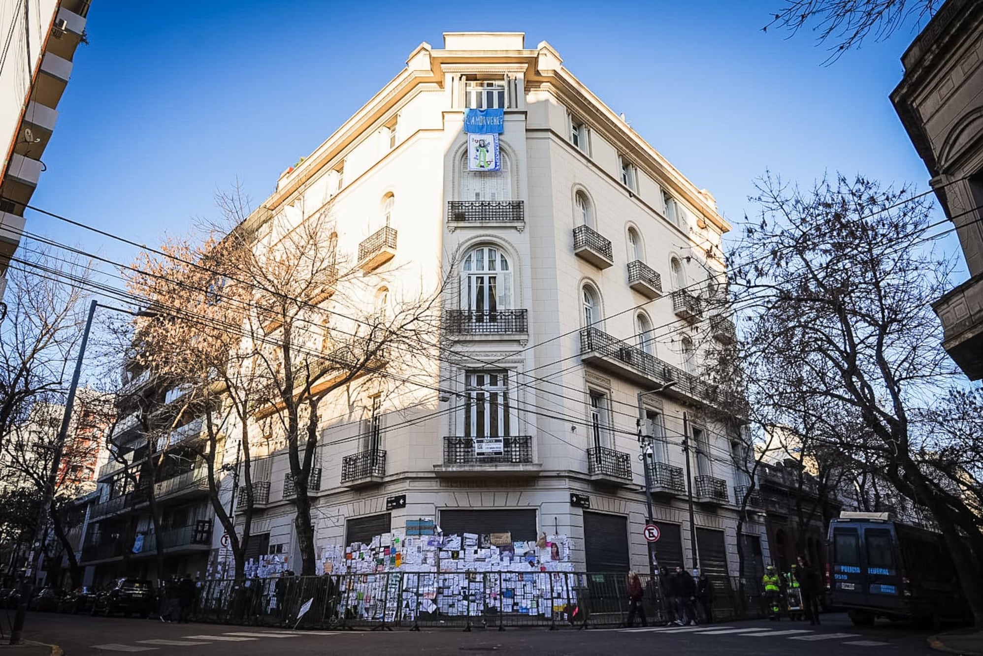 El viernes por la mañana, el Ministerio de Seguridad de la Ciudad y de la Nación dispusieron un vallado frente al departamento y reforzaron el operativo de seguridad