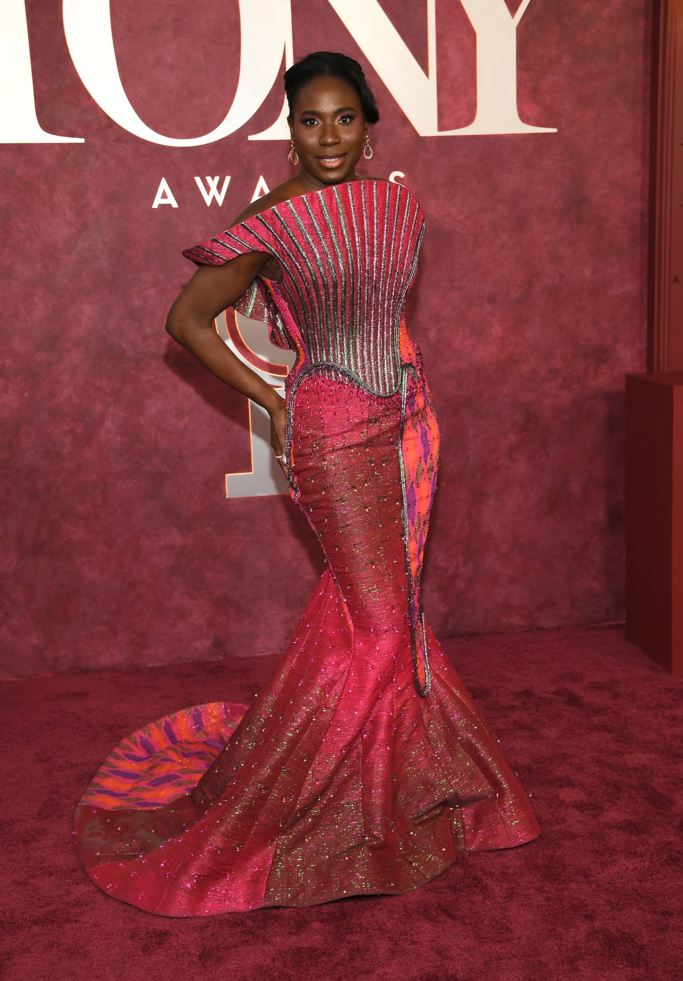 Dede Ayite fue una de las más jugadas de la noche. La diseñadora de vestuario nominada por el musical Buena Vista Social Club impactó con un colorido modelo corte sirena y escote en forma de abanico.  