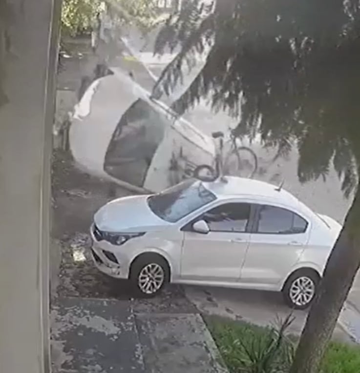 El impactante momento del accidente fue grabado por una cámara de seguridad. (Foto: captura de video TN).
