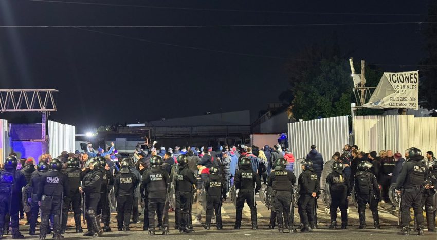 San Lorenzo: hinchas se manifestaron en la sede de la avenida La Plata contra el presidente Moretti