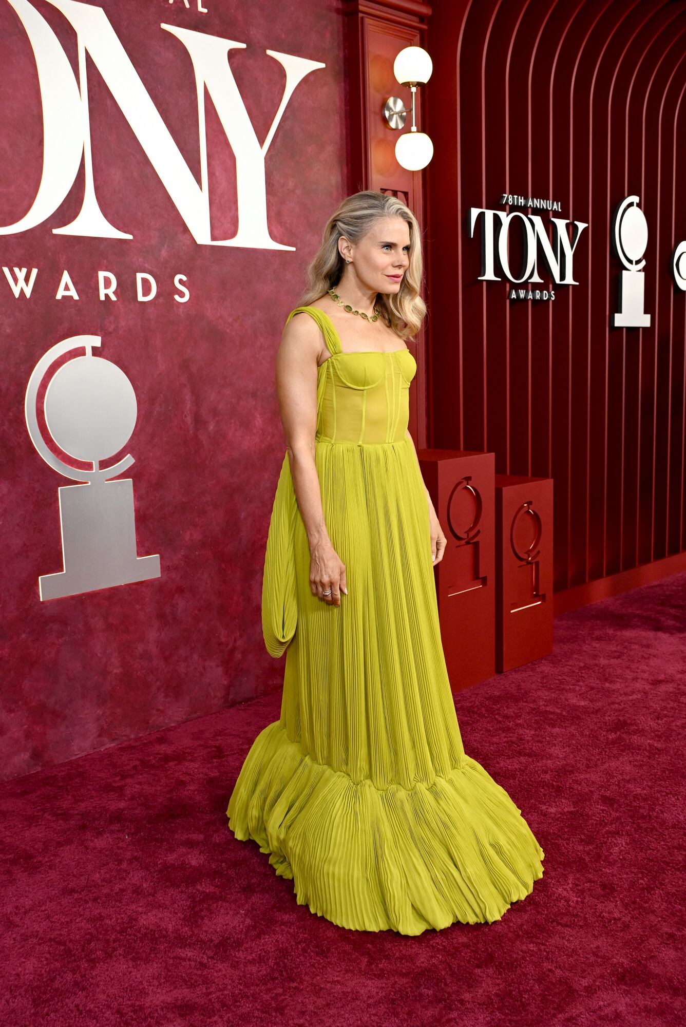 A pesar de que el amarillo está prohibido en el teatro por considerarse un color que da mala suerte, Celia Keenan-Bolger desafió todos los mitos con este vestido fluo