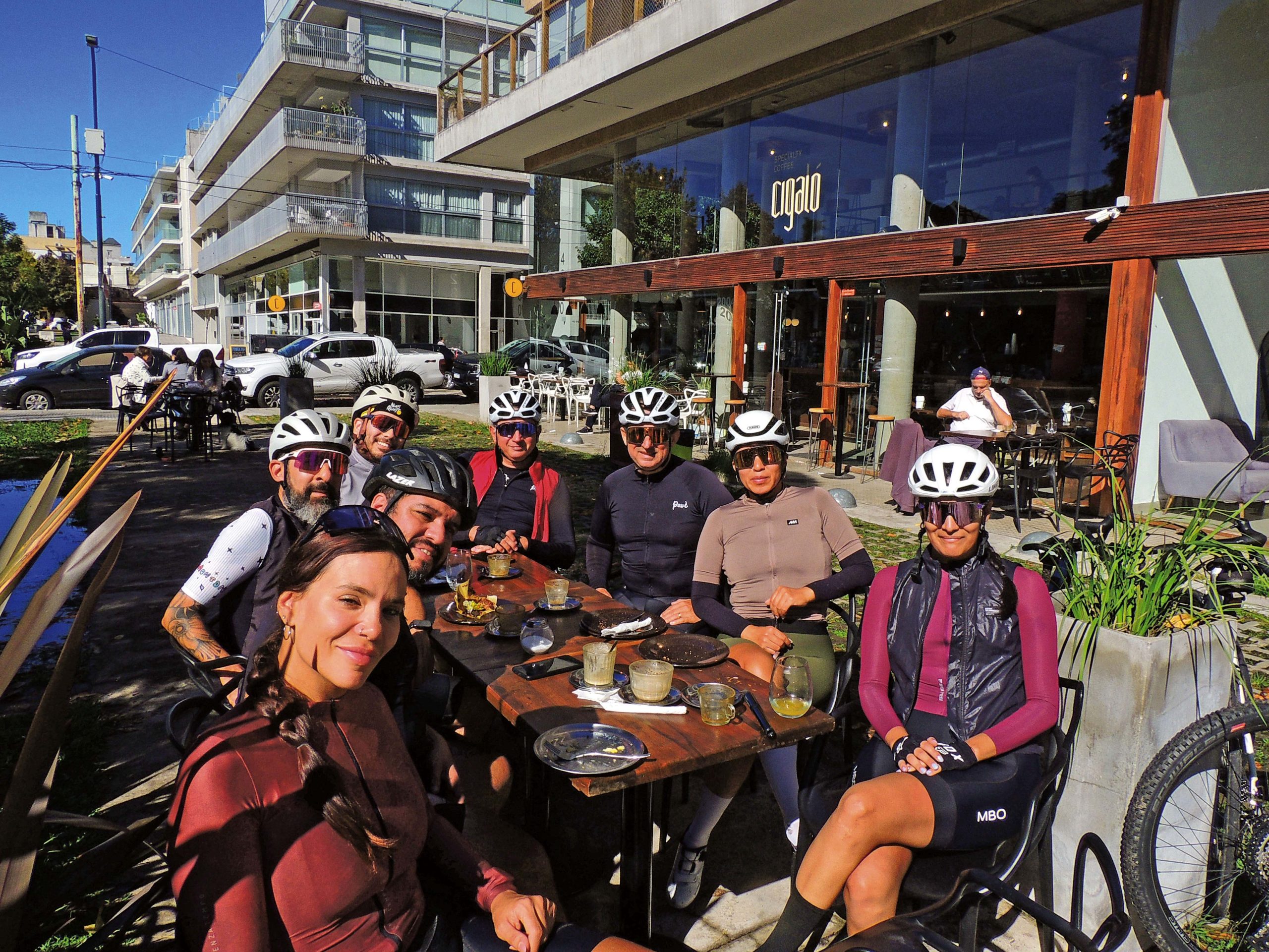El grupo de ciclistas Puma en Cigaló Café.
