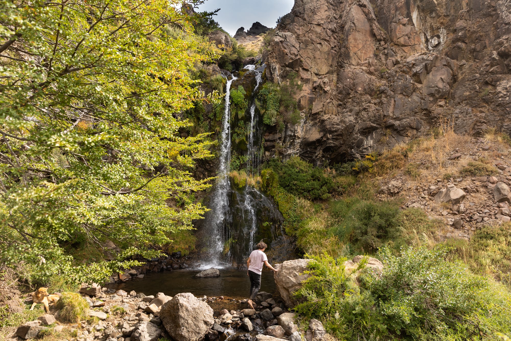 La cascada que marca el final del sendero.