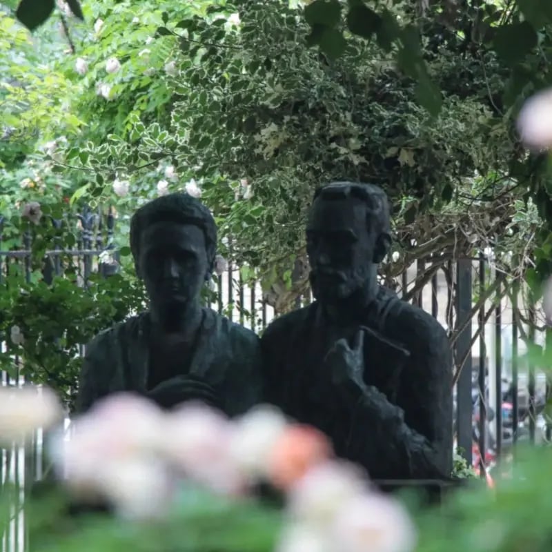 Una escultura de los Curie en el jardín de rosas junto al laboratorio