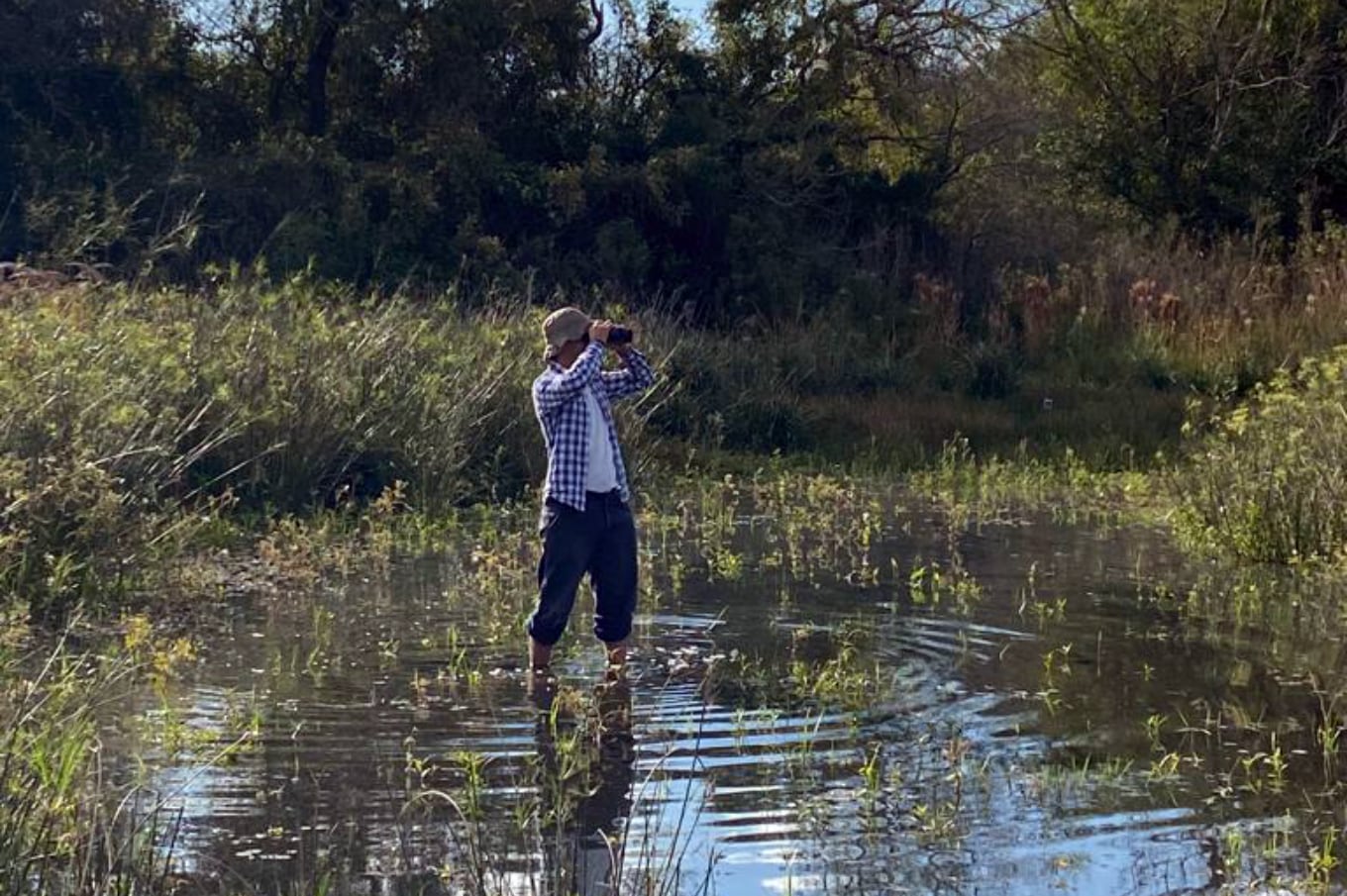 “Pero esos años también me hicieron darme cuenta de algo clave: mi lugar no estaba entre paredes, sino en la naturaleza. Esa mezcla de campo y ciudad marcó mi forma de ver el mundo”.