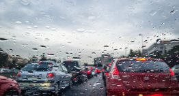 Nada más seguro que estar en un auto durante una tormenta eléctrica, salvo por un descuido que puede ser fatal