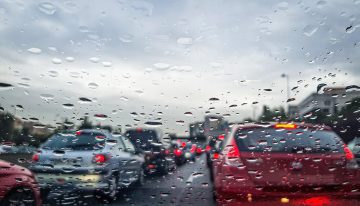 Nada más seguro que estar en un auto durante una tormenta eléctrica, salvo por un descuido que puede ser fatal