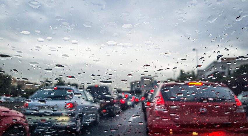 Nada más seguro que estar en un auto durante una tormenta eléctrica, salvo por un descuido que puede ser fatal