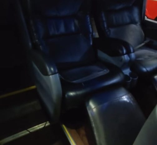 Un chofer de micros explicó cómo usar correctamente el “asiento cama” para dormir en el viaje