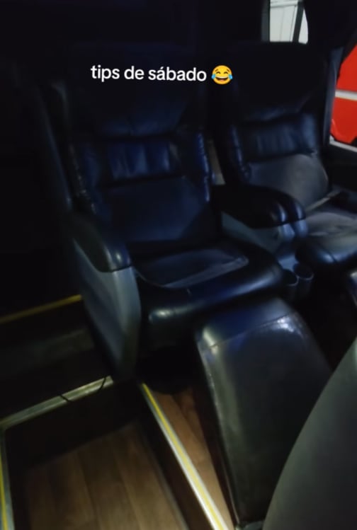 El chofer de micros explicó cómo es el paso a paso para convertir el asiento en una cama. (Captura: TikTok/@facuu.321)