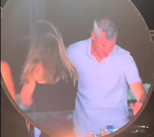 Al darse cuenta, ambos se separaron y la mujer se tapó la cara (Captura: TikTok)