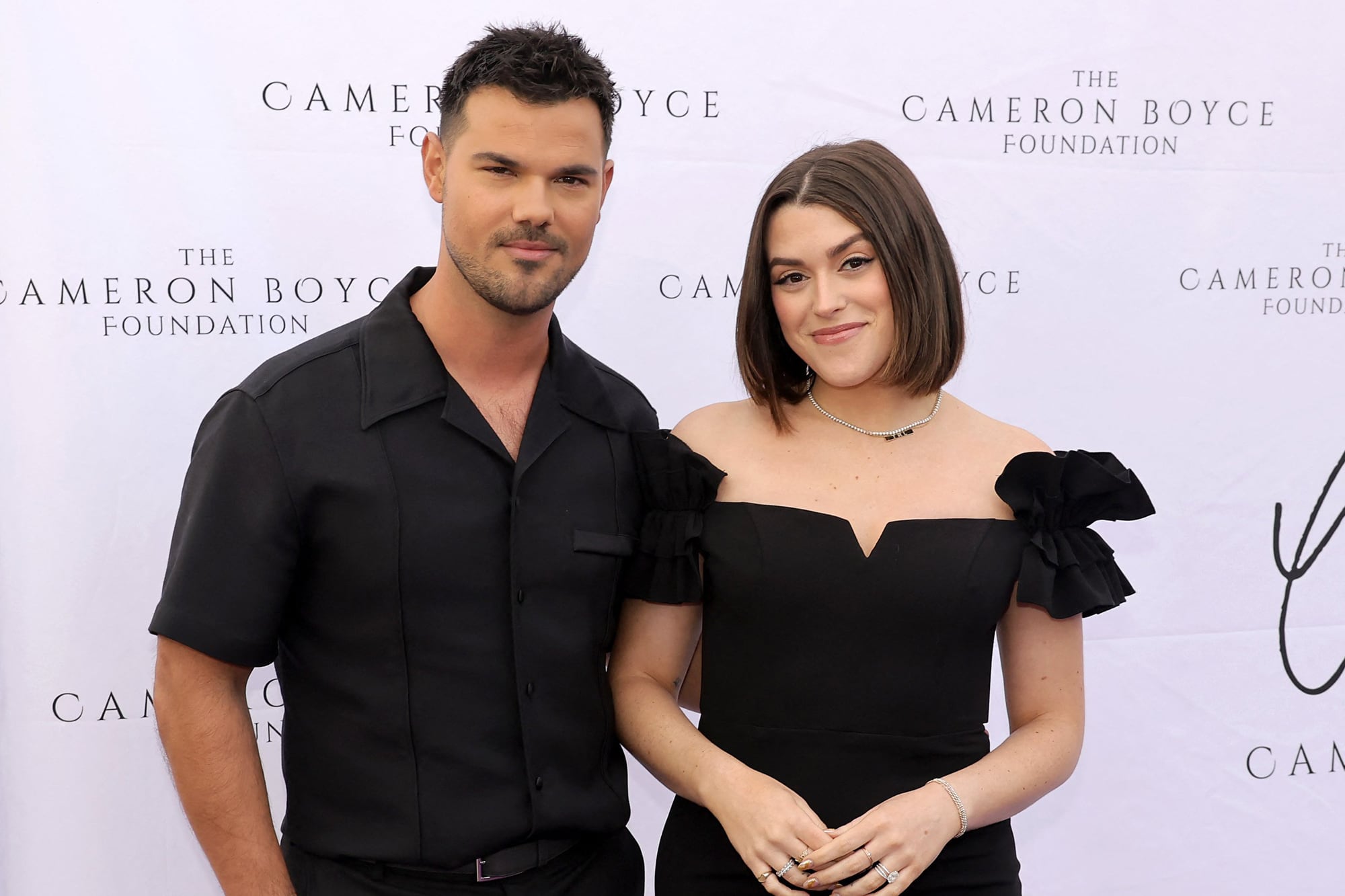 Taylor Lautner y su esposa, Tay, en la gala anual de Fundación Cameron Boyce, en 2024
