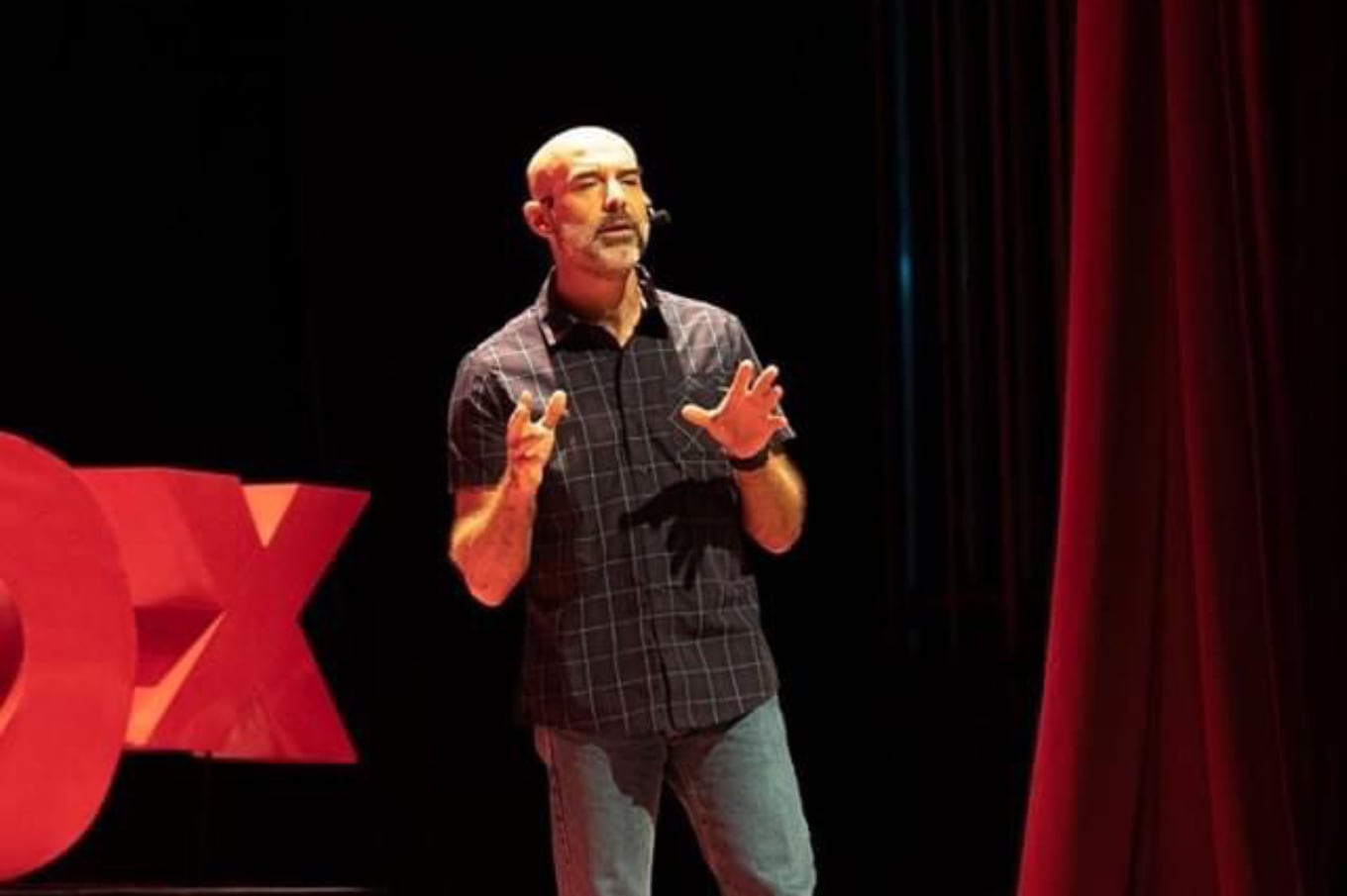 Gustavo, dando una charla TEDx