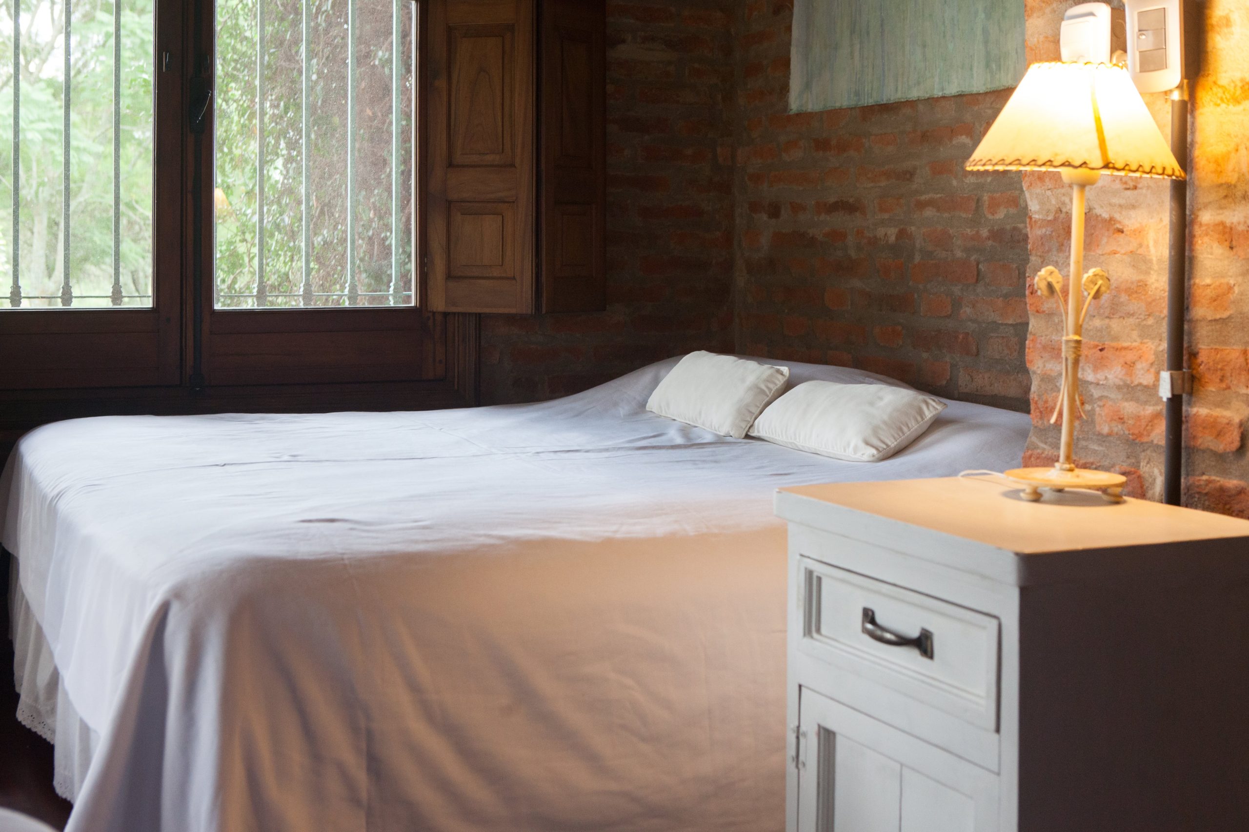 La casa principal tiene habitaciones dobles y simples.