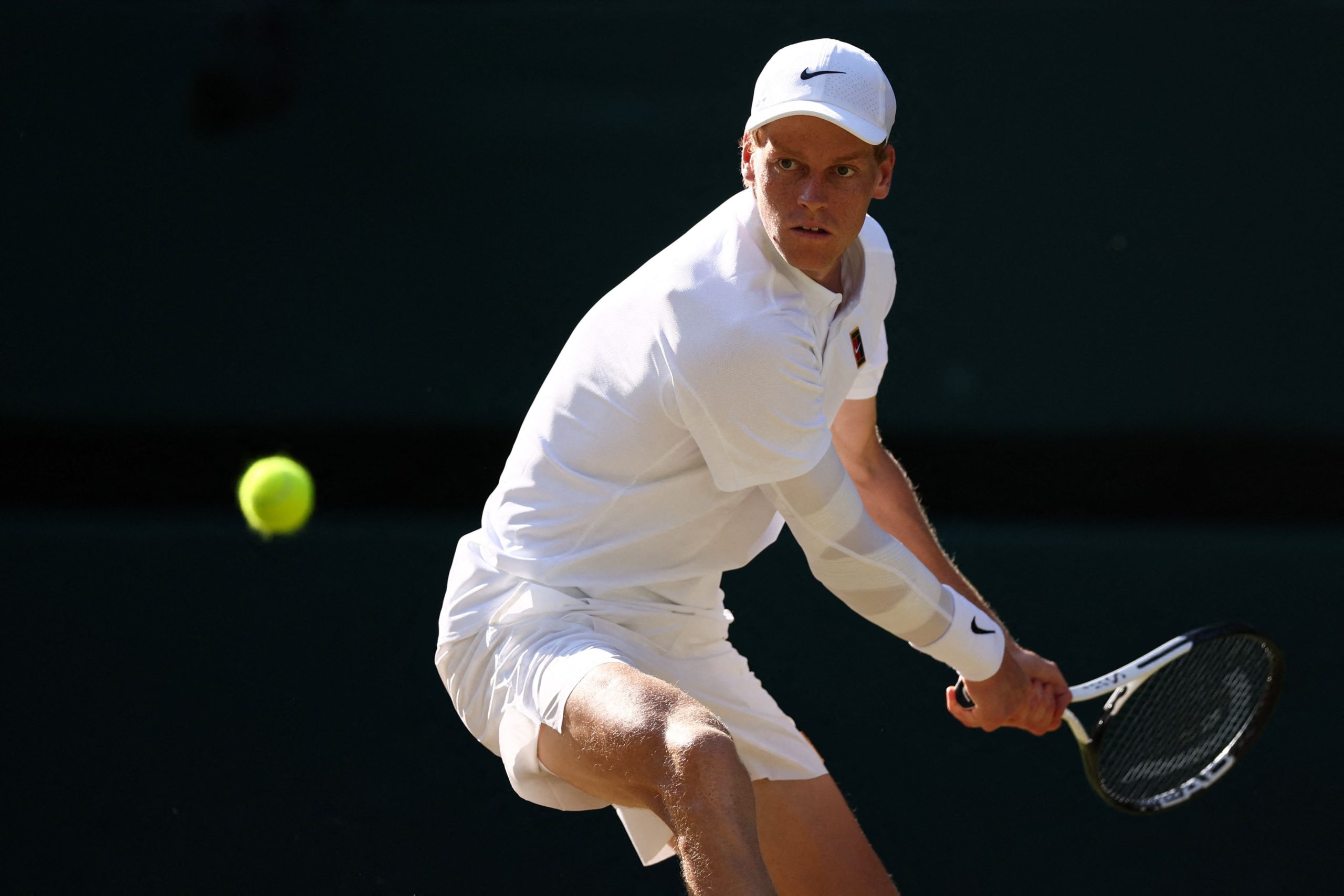 El italiano Jannik Sinner ensaya un revés durante su partido ante el serbio Novak Djokovic por las semifinales de Wimbledon