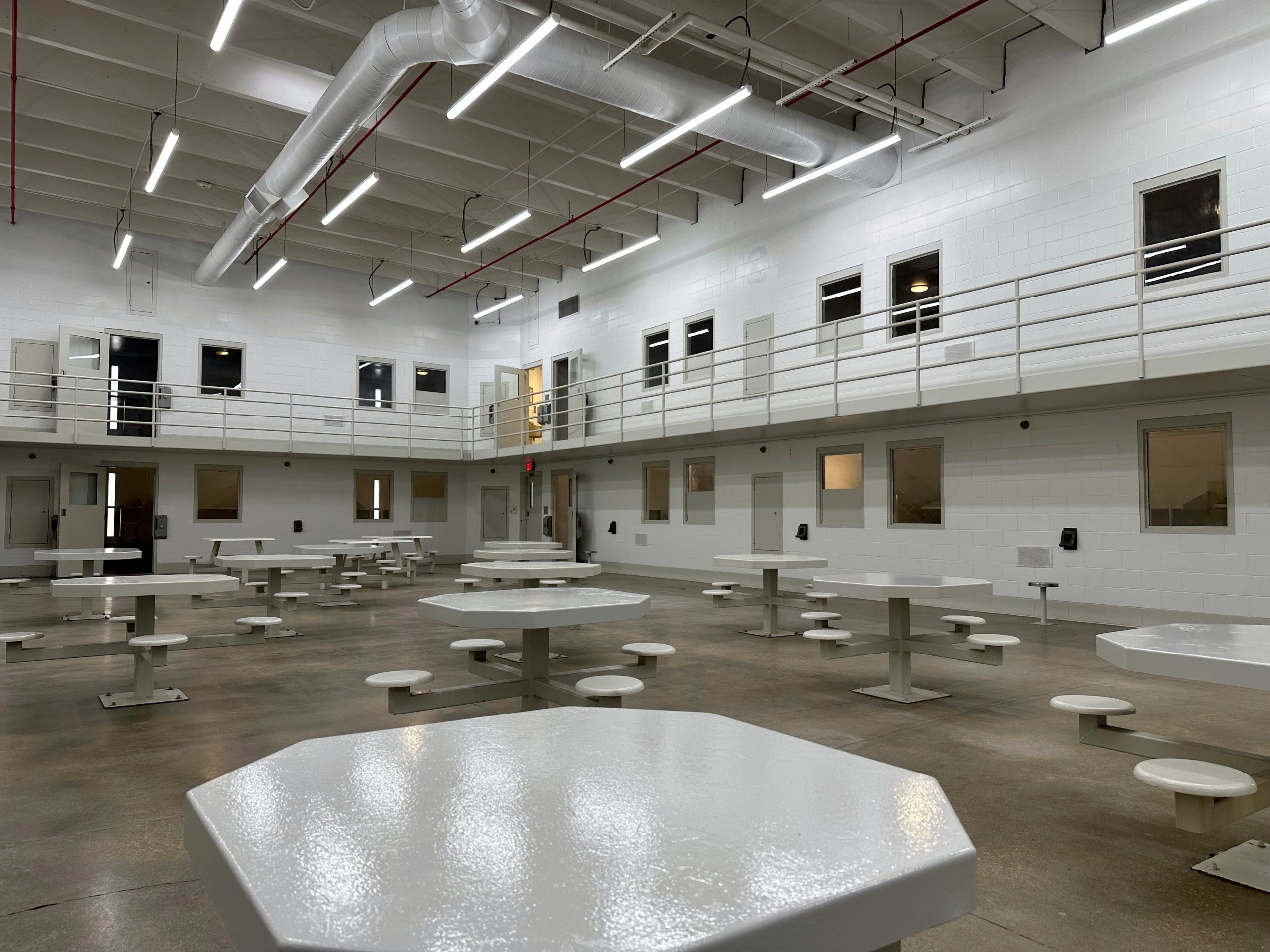 Según organizaciones civiles, los tres centros de detención migratoria en Nuevo México registraron graves abusos desde 2022, incluyendo tres muertes bajo custodia
