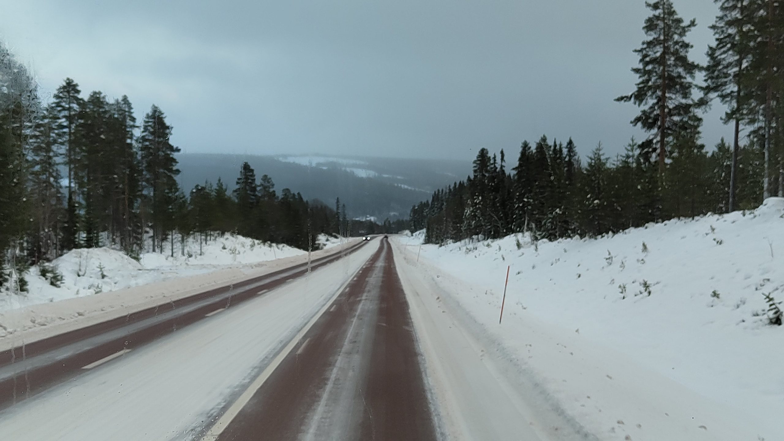 En apenas tres semanas pasó de vivir en caluroso departamento en Congreso, a manejar una van de reparto para una compañía de delivery de paquetes en un bosque sueco al sur de Estocolmo, solo, entre árboles y bosques nevados.