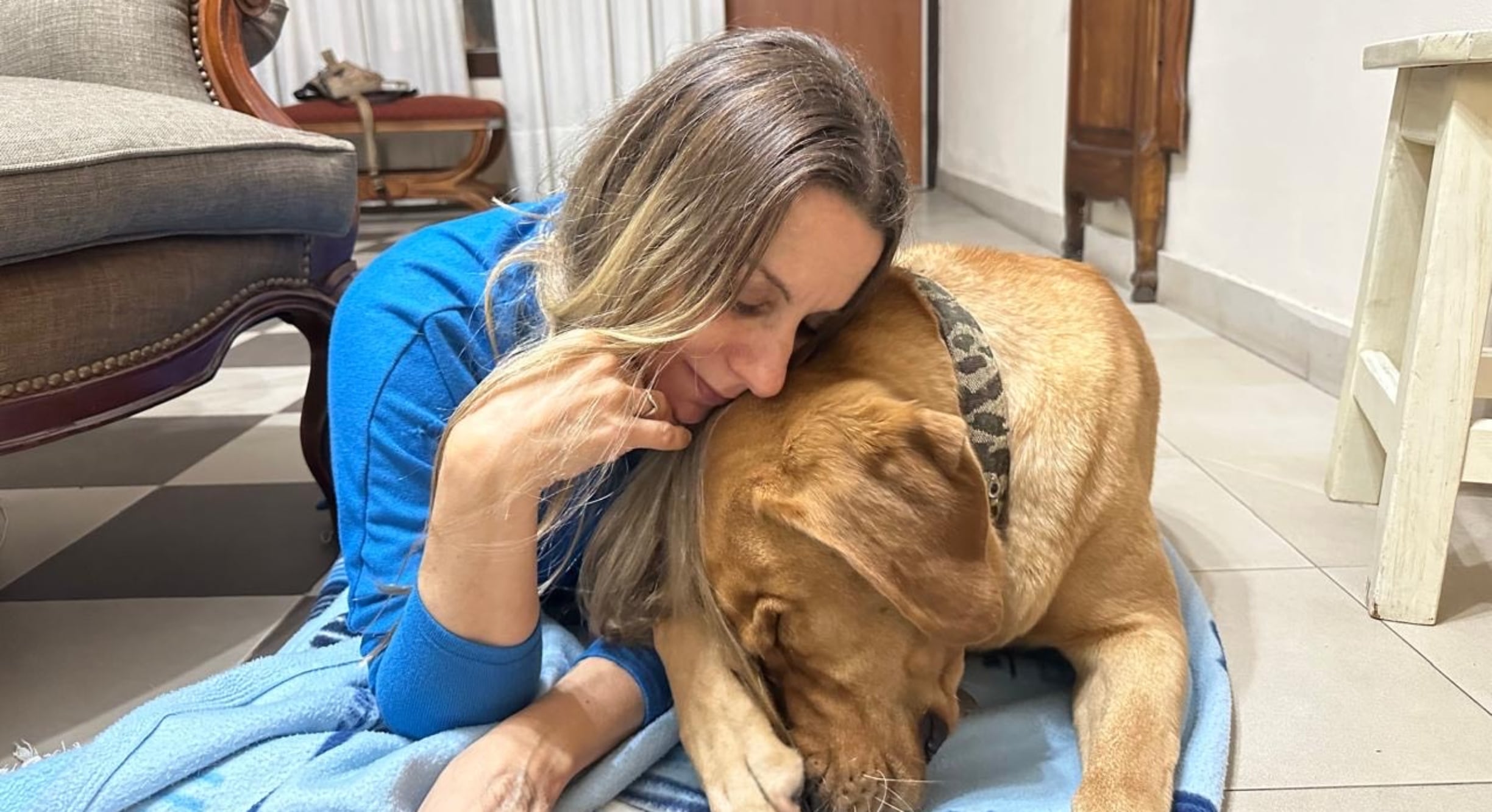 Junto a su perrito.