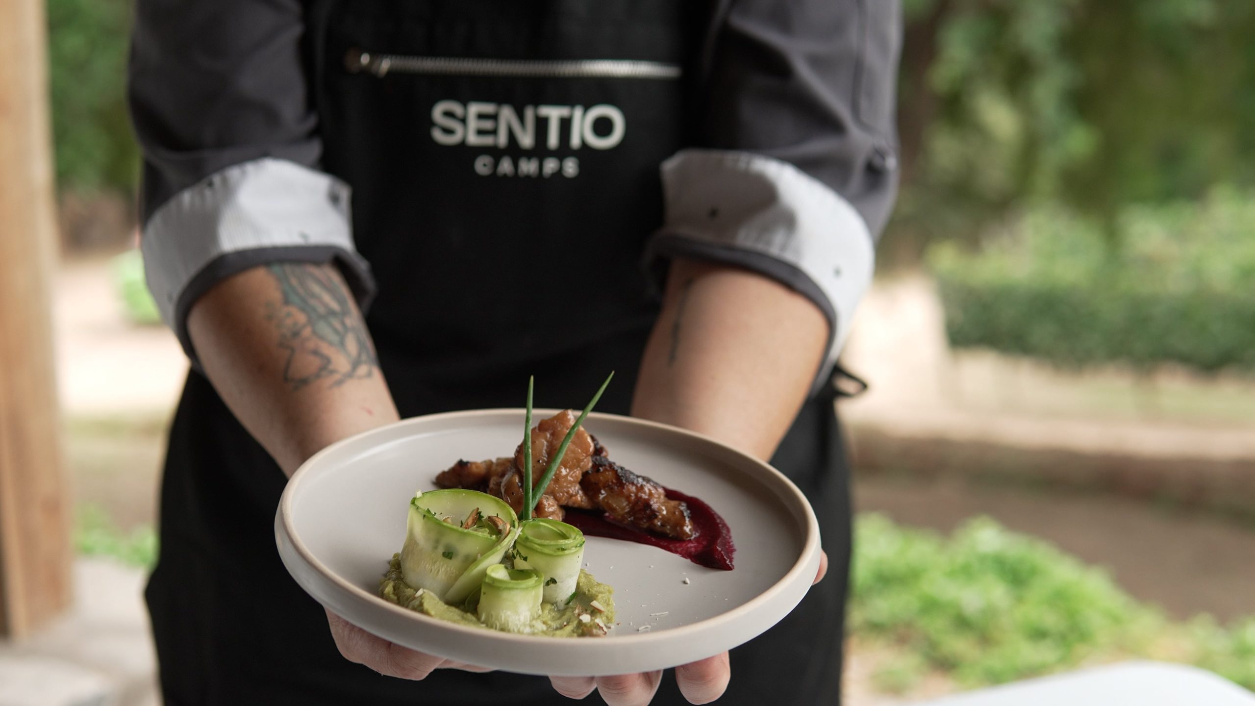 La experiencia Fuegos y Viñas combina un recorrido por los viñedos con un almuerzo gourmet de tres pasos cocinado a las brasas y acompañado con vinos de la finca.
