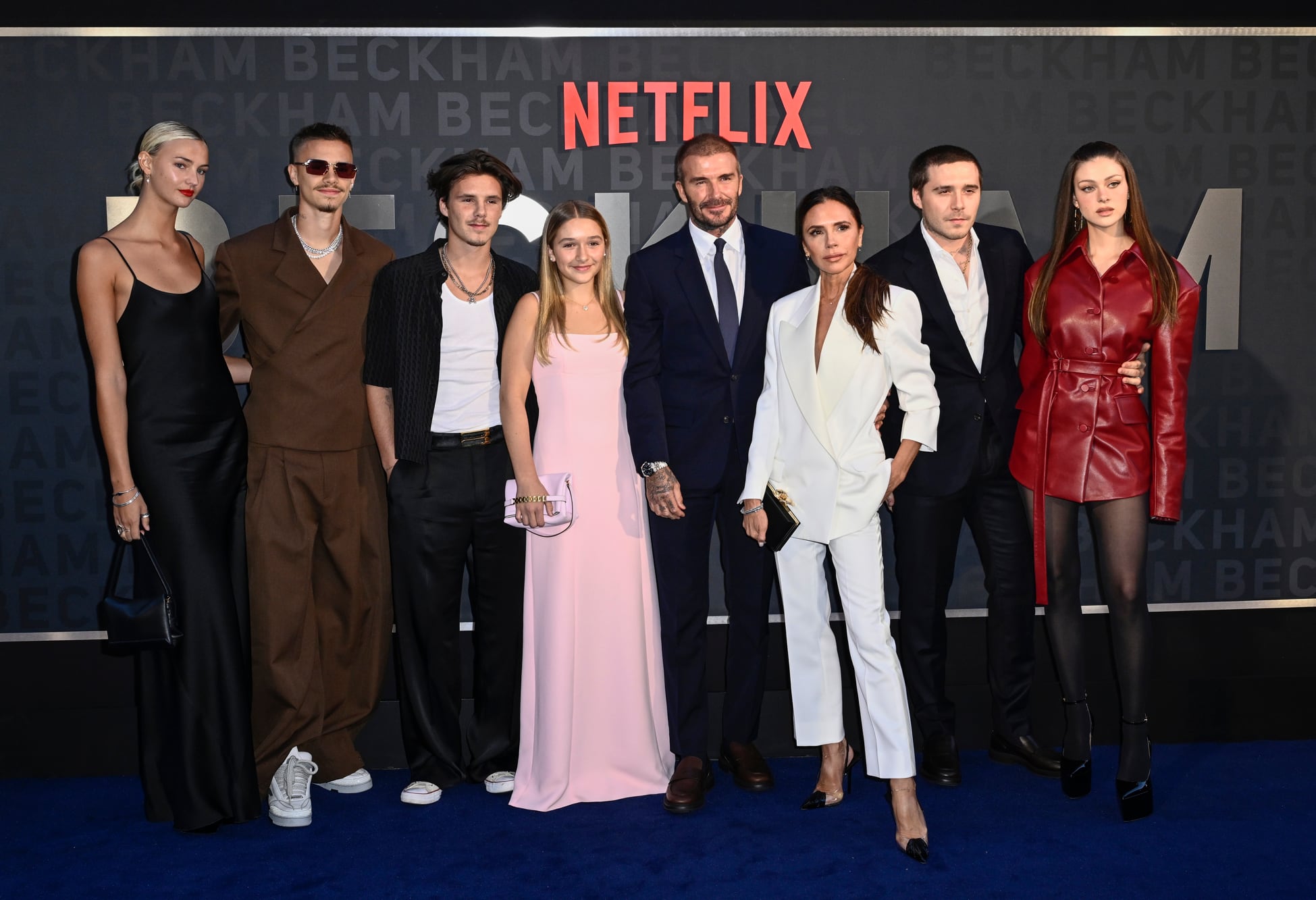 Mia Regan, Romeo Beckham, Cruz Beckham, Harper Beckham, David Beckham, Victoria Beckham, Brooklyn Beckham y Nicola Peltz en el estreno de la docuserie Bechkam 