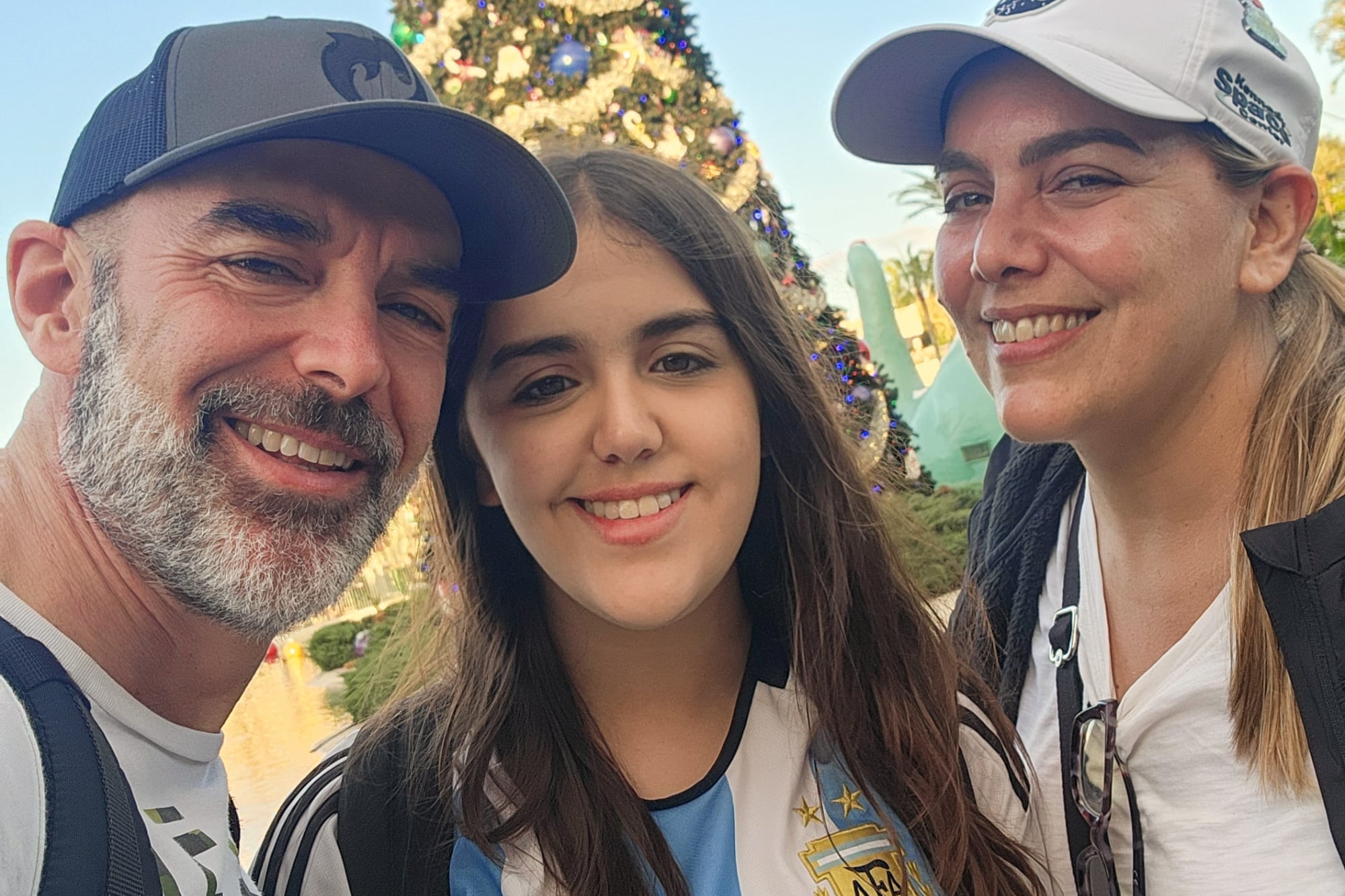 Gustavo, junto a su mujer y su hija.