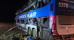 Brutal choque entre un camión y un micro en Río Gallegos: hay cuatro muertos y varios heridos