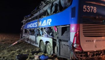 Brutal choque entre un camión y un micro en Río Gallegos: hay cuatro muertos y varios heridos