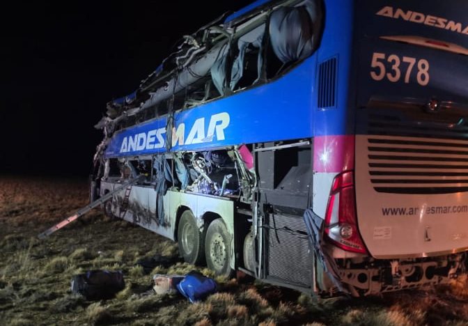 Brutal choque entre un camión y un micro en Río Gallegos: hay cuatro muertos y varios heridos