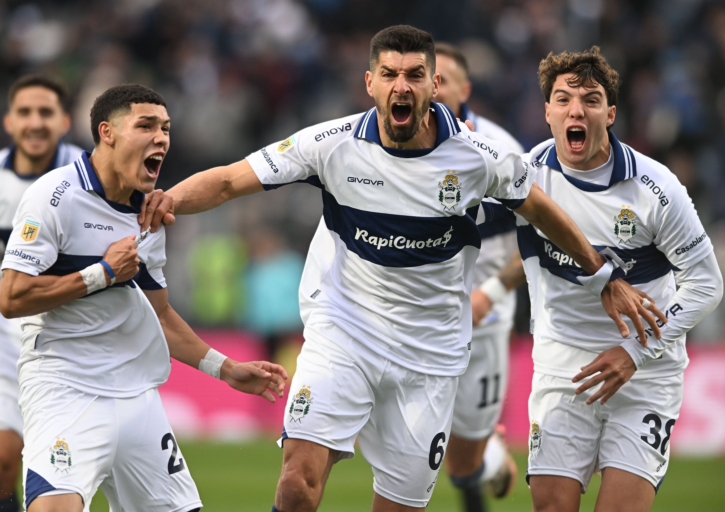 Gastón Suso grita con furia su gol, el 1-0 de Gimnasia y Esgrima de La Plata ante Independiente