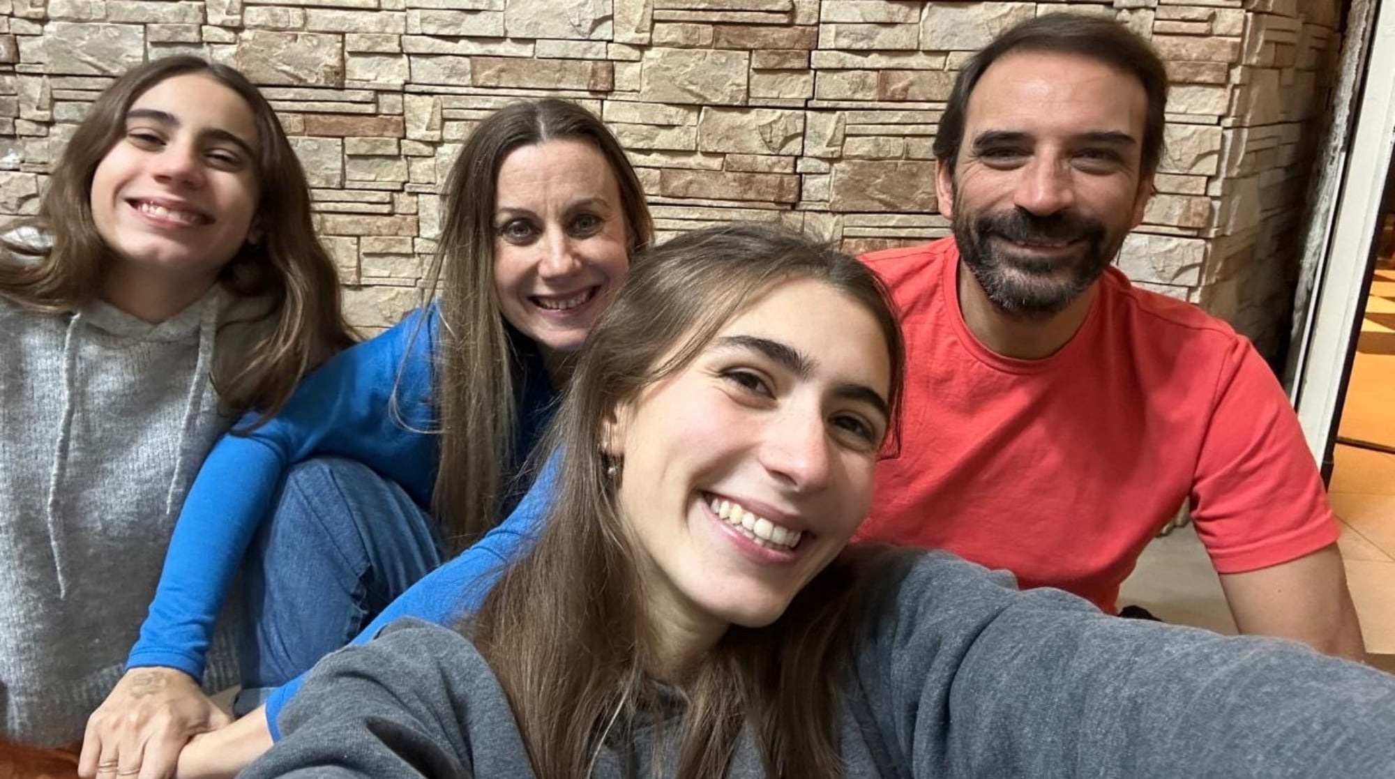 Junto a su marido y sus dos hijas.
