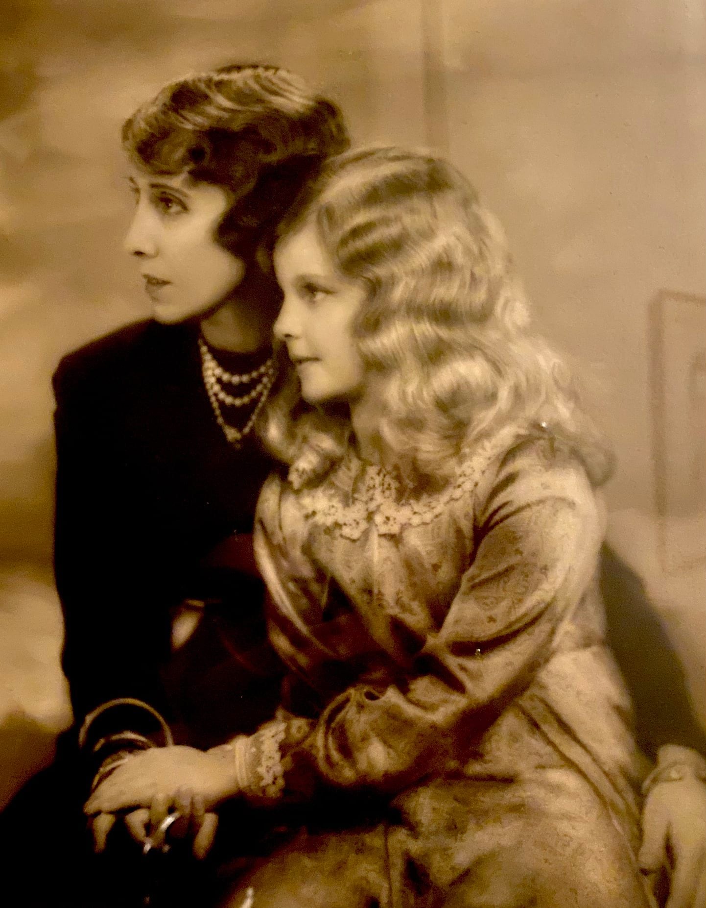 El retrato de Rosario Schniffer Larrechea Zoubov y su hija Tatiana