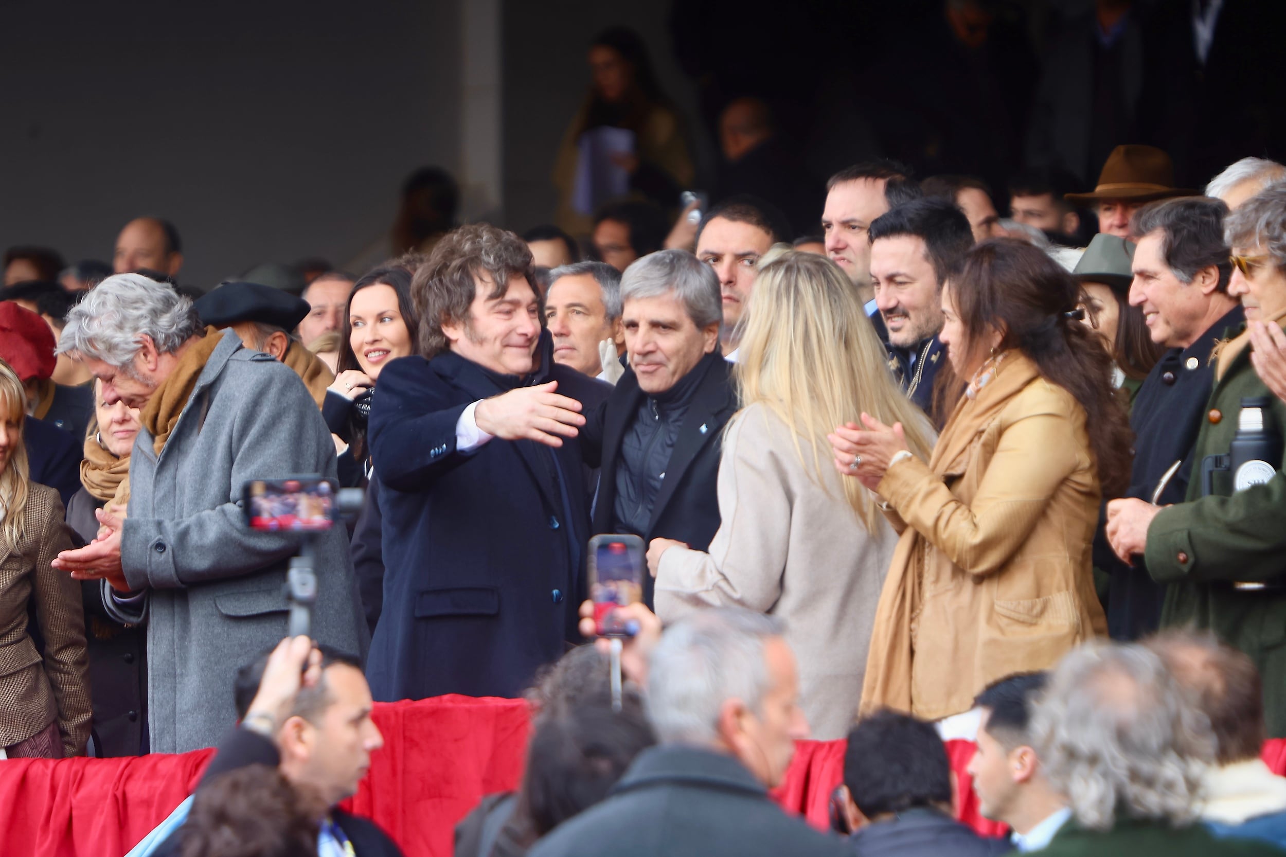 El abrazo del Presidente con su hermana Karina