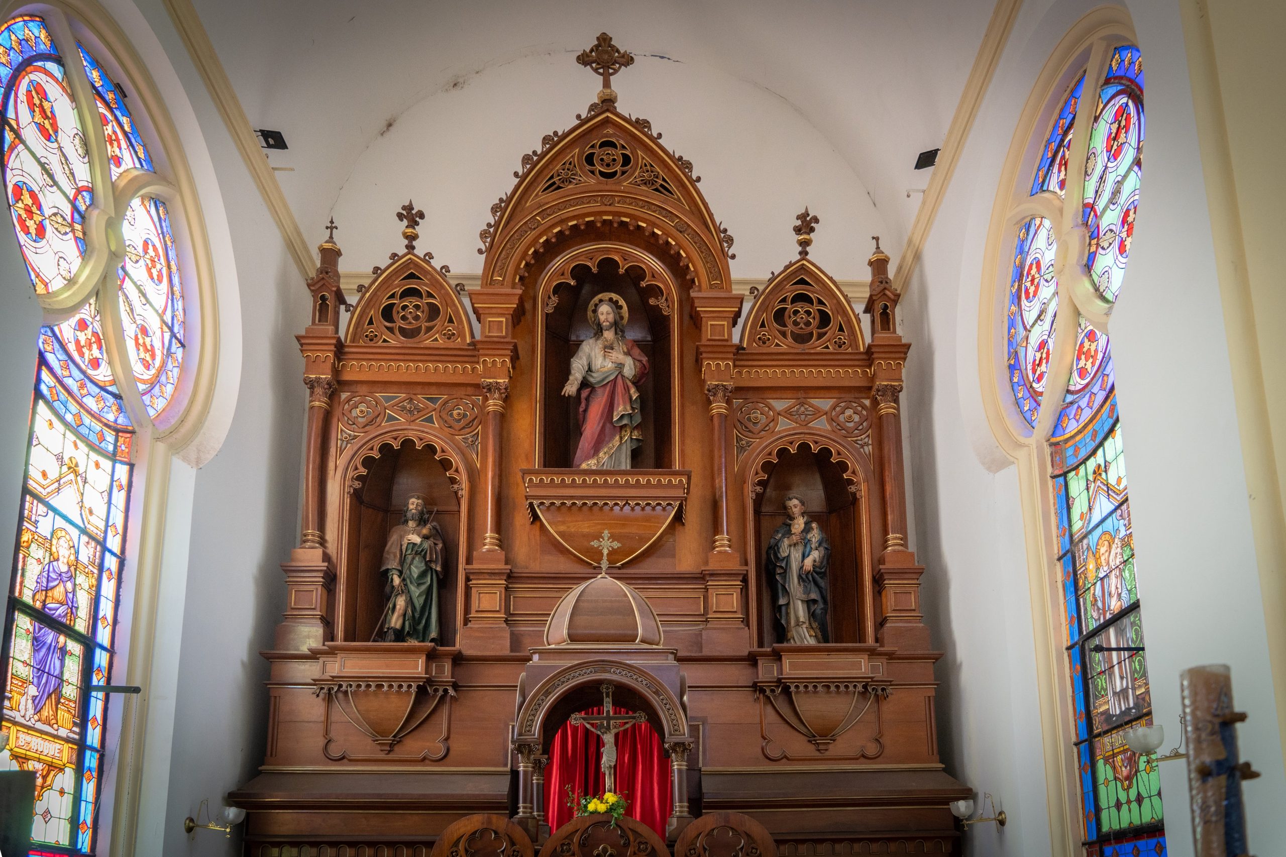 Altar y vitrales de la Iglesia La Rotonda.