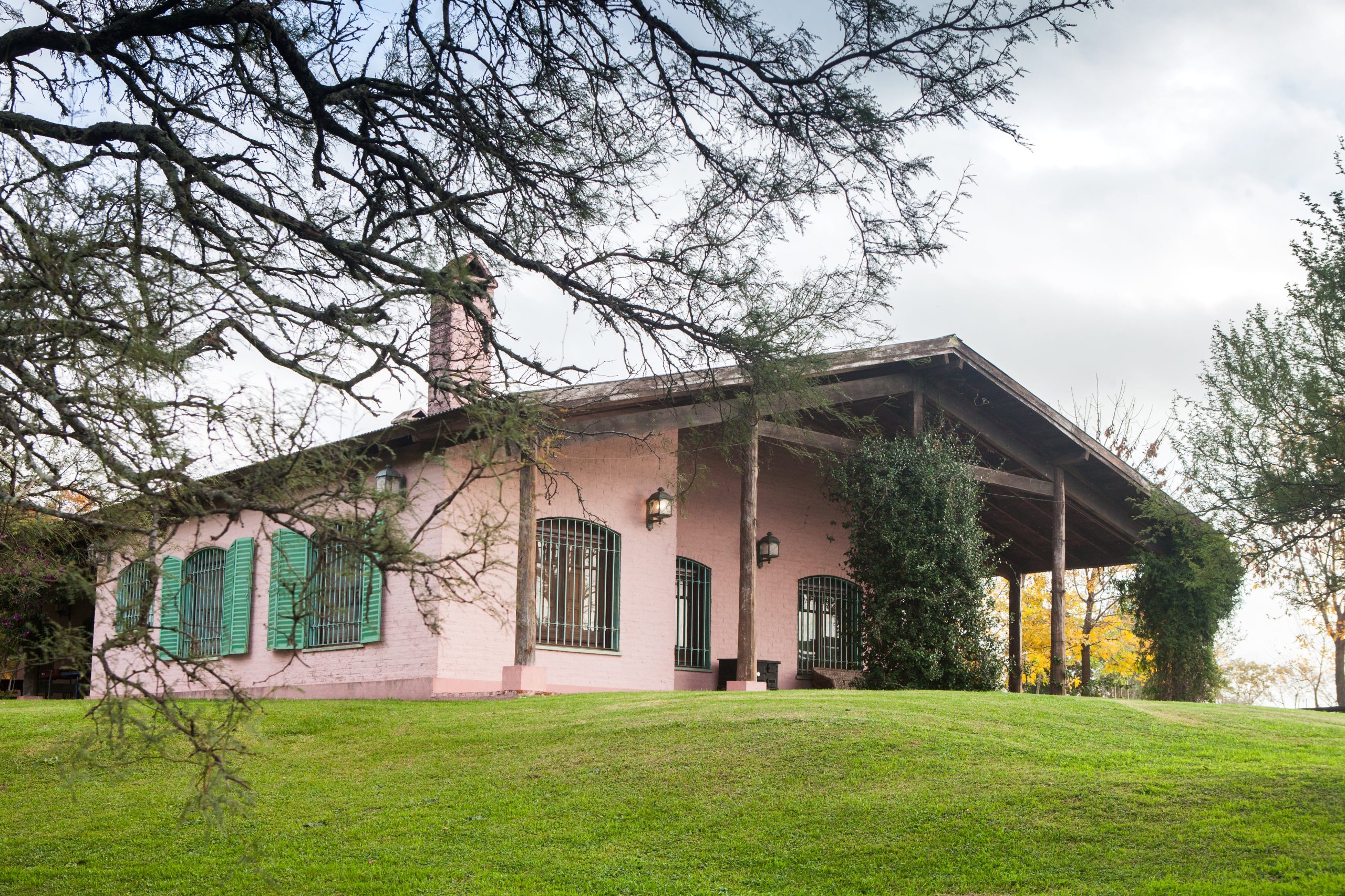La casa tiene cerca de 20 años y emula los antiguos ranchos de Entre Ríos.
