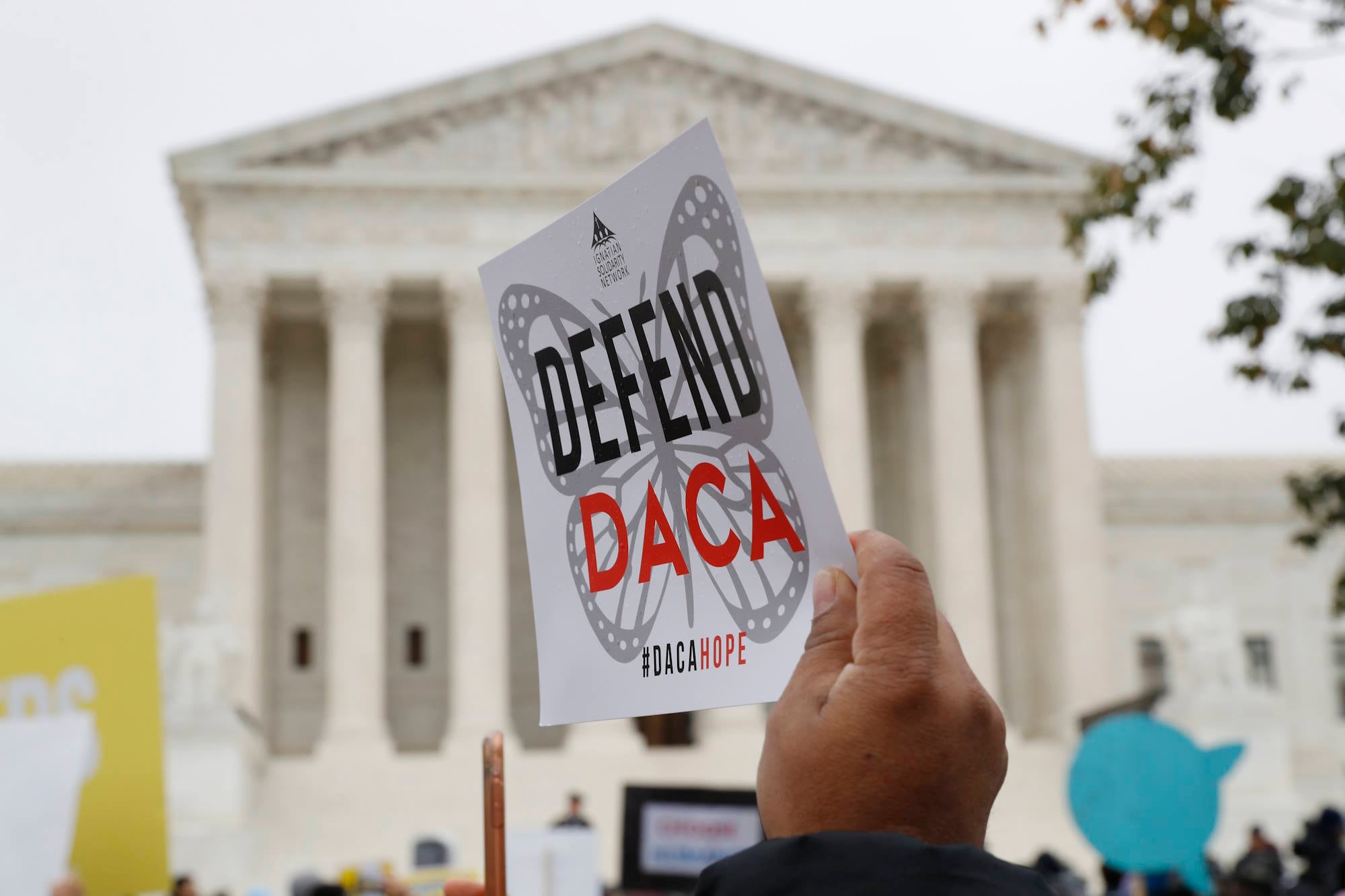 Los beneficiarios actuales de DACA aún pueden renovar sus solicitudes y permisos de trabajo