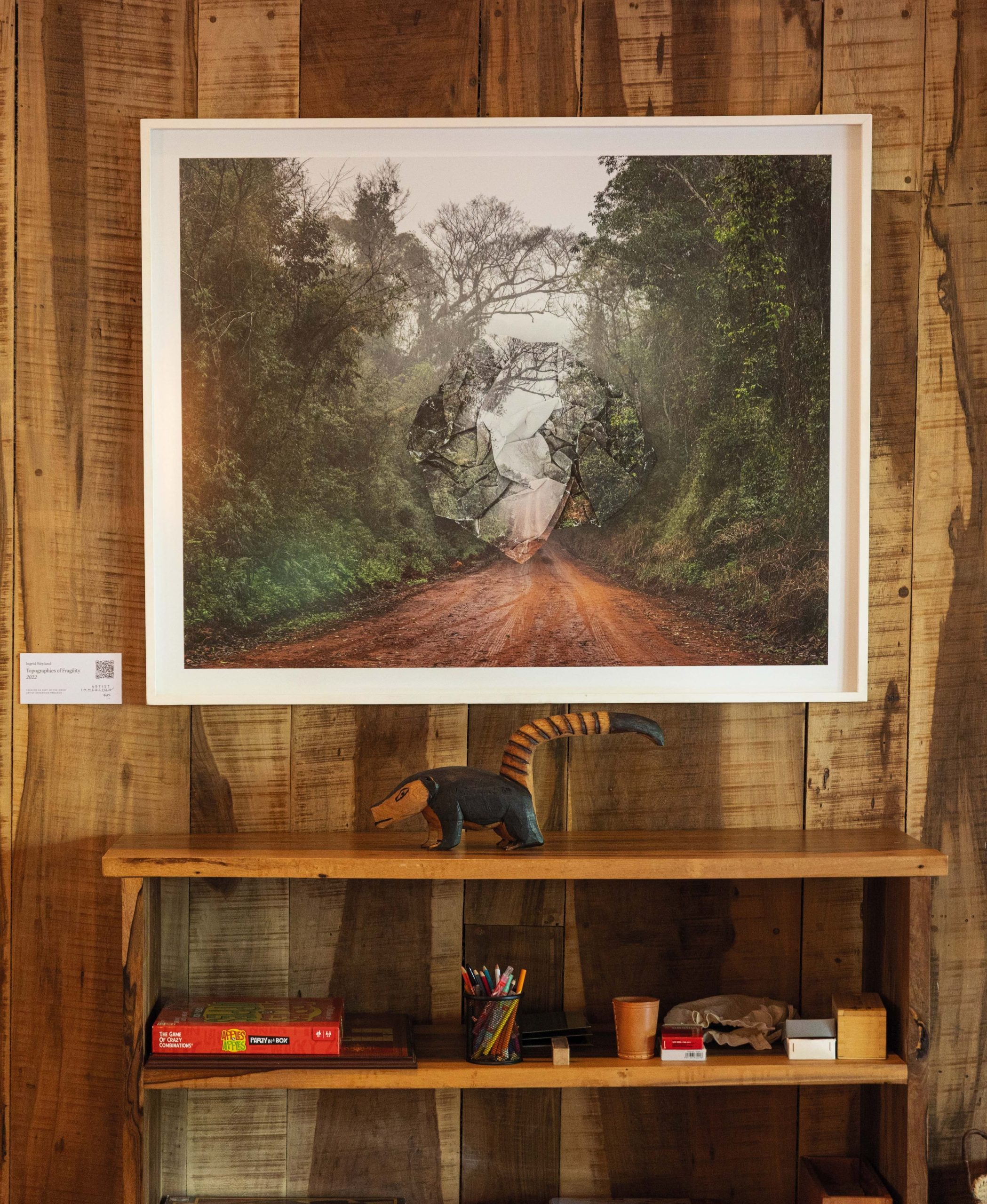 Para concientizar acerca del ecosistema en el que se está inmerso y su fragilidad, Awasi convoca a artistas a que desarrollen su obra en temas vinculados al entorno. Las obras decoran el main lodge.