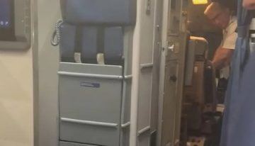 El momento en el que agentes del ICE arrestan a un piloto de Delta Airlines después de aterrizar en San Francisco