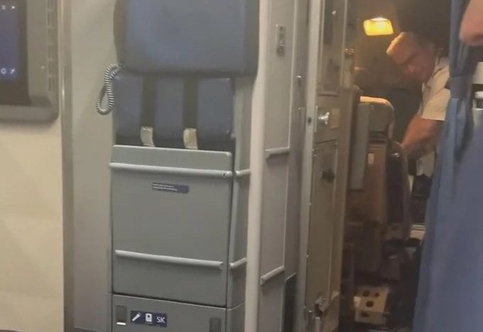 El momento en el que agentes del ICE arrestan a un piloto de Delta Airlines después de aterrizar en San Francisco