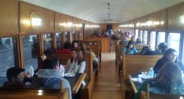 El restaurante que funciona en la última locomotora inglesa que funcionó en la zona