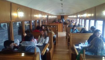 El restaurante que funciona en la última locomotora inglesa que funcionó en la zona